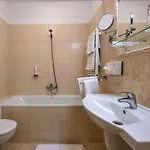 Kiss Hotel Tata