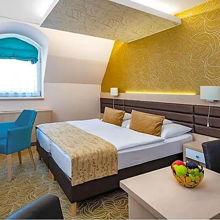Kiss Hotel