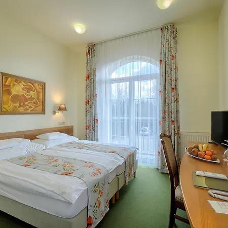 Kiss Hotel Tata